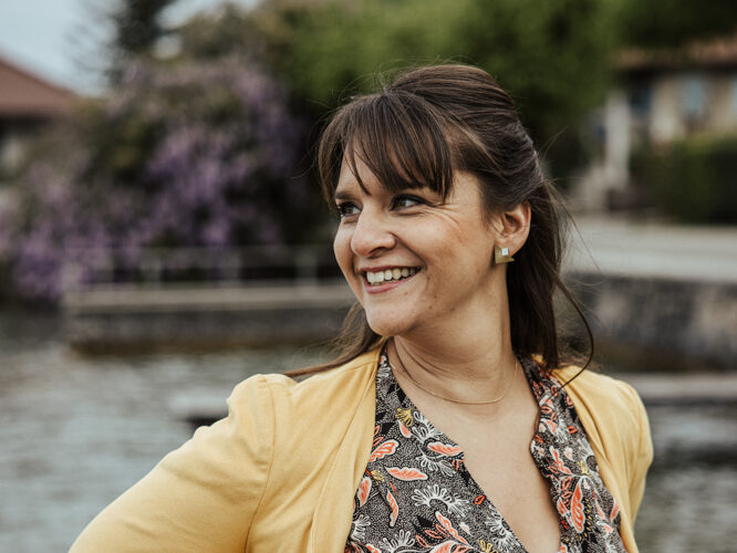Emilie Stella, officiante de cérémonie laïque d'élopement (Savoie / Haute-Savoie / Annecy)