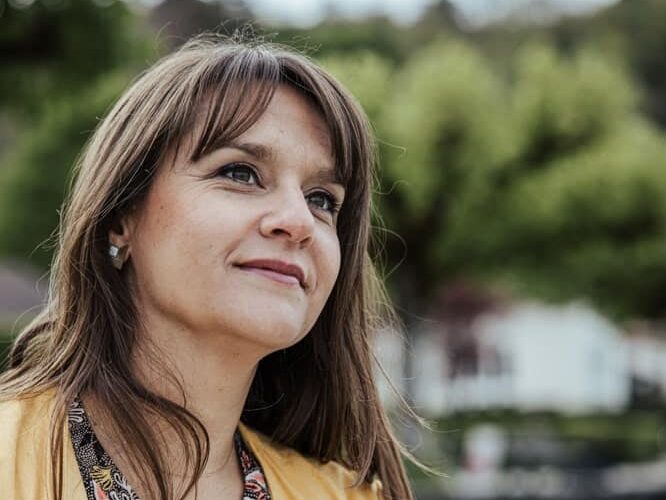 Emilie Stella, officiante de cérémonie laïque de mariage (Savoie / Haute-Savoie / Annecy)